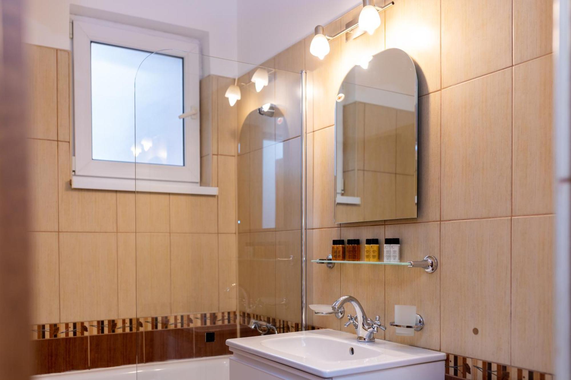 Apartament Octavia Hunedoara Ngoại thất bức ảnh